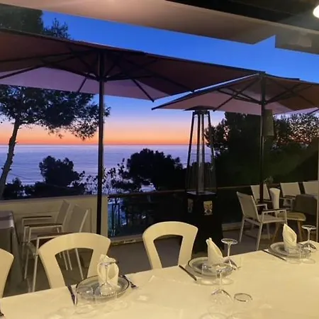 D Restaurant & Private Beach מלון 4*